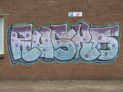 829817 Afbeelding van graffiti met een gestileerde tekst, op de gevel van het bedrijfsgebouw van Bruinsma ...